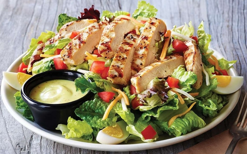 3 cách làm Salad Ức gà sốt mè rang ngon hơn ngoài hàng (chỉ 10 phút)