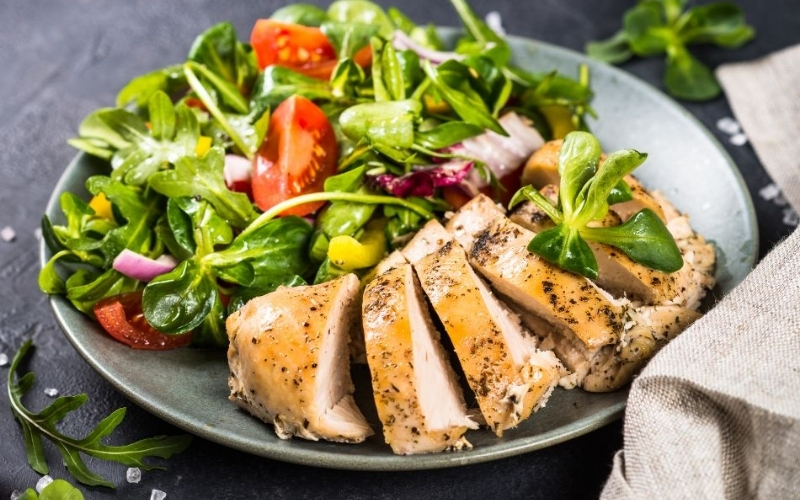 3 cách làm Salad Ức gà sốt mè rang ngon hơn ngoài hàng (chỉ 10 phút)