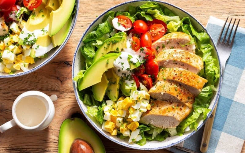3 cách làm Salad Ức gà sốt mè rang ngon hơn ngoài hàng (chỉ 10 phút)