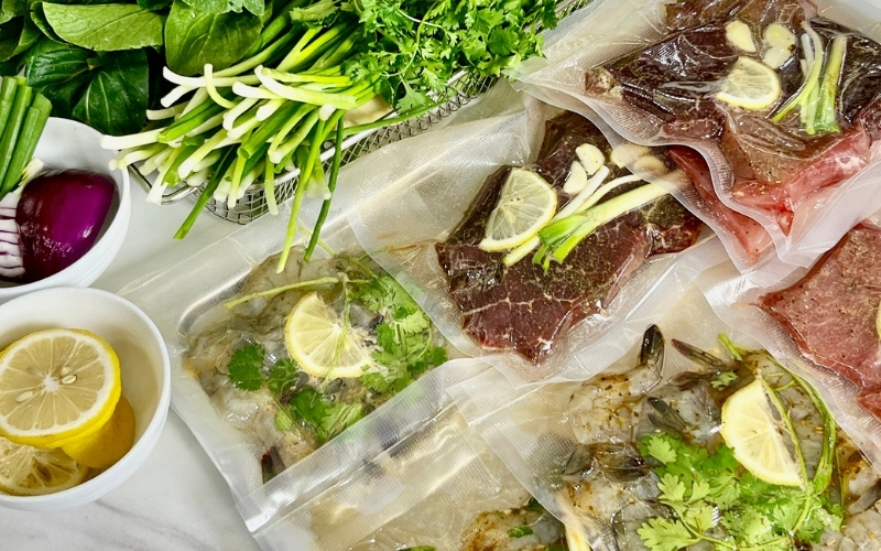 3 lý do thịt ướp sẵn hút chân không ngon & an toàn hơn tự làm