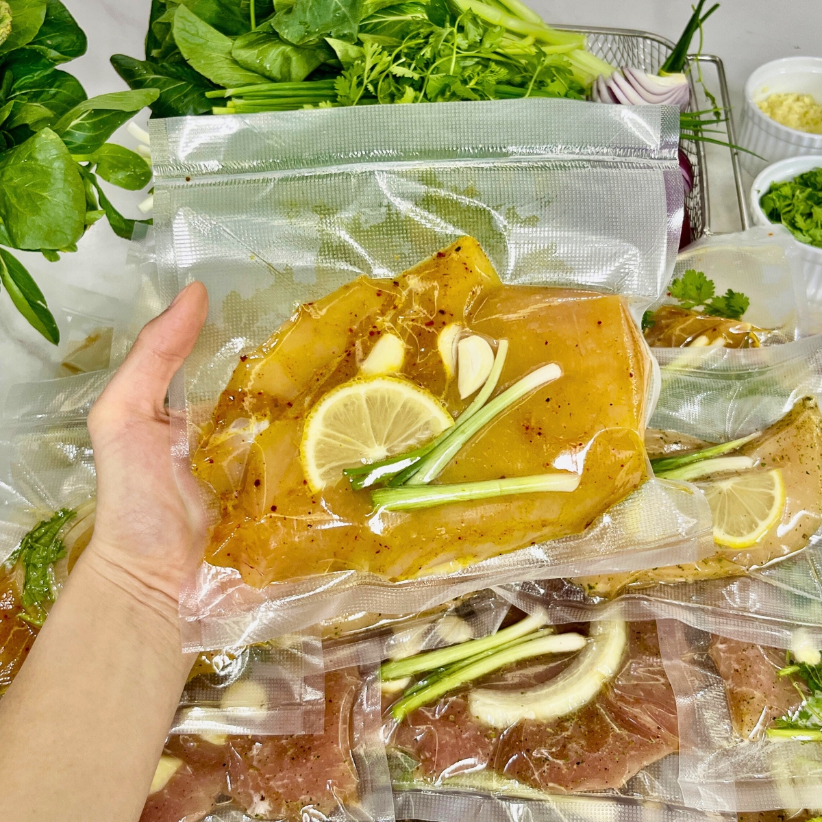 Gà ướp sả nghệ organic Leavia