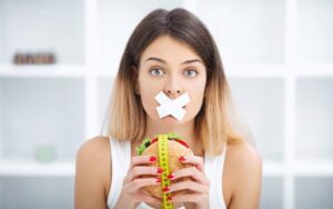 Tại sao ăn ít không giảm cân? 3 lý do khiến bạn mãi "dậm chân tại chỗ"