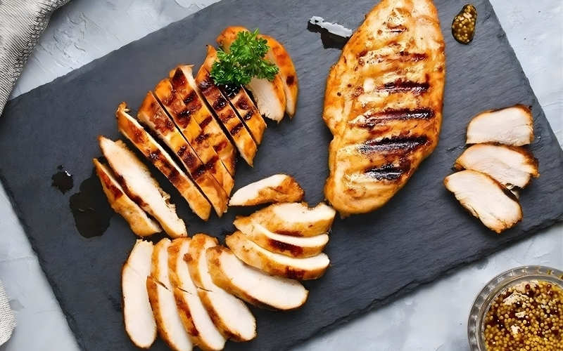 Tuyệt chiêu áp chảo ức gà mềm mọng, không bị khô chỉ trong 5 phút